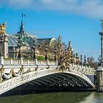 62 - Beautiful Triangle D- 100m From Champs-elysees *